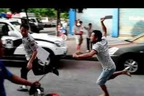 Video: Vác dao chém nhau sau khi xảy ra va chạm giao thông