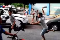 Video: Vác dao chém nhau sau khi xảy ra va chạm giao thông