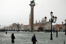 Video: Venice "chìm" trong triều cường cao bất thường