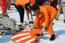 Video: Vì sao máy bay Boeing 737 Max 8 của Indonesia vỡ vụn trên biển?