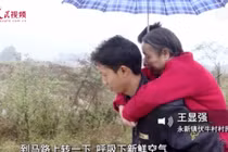 Cảm động chàng trai 15 năm ròng rã cõng mẹ trên lưng kiếm kế sinh nhai