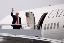 Video: Ông Trump lại bị chê "tơi tả" vì vứt ô trước cửa Không lực một