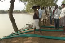 Video: Hút cạn hồ nước vì phát hiện xác cô gái nhiễm HIV