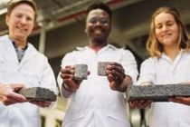 Kinh ngạc: Sinh viên sản xuất gạch từ chính nước tiểu của người