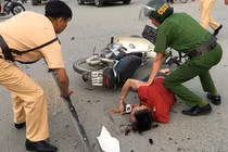 Video: Cướp tháo chạy đâm xe máy của 2 cô gái và cái kết đau đớn