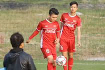 Video: Quang Hải, Văn Đức biểu diễn tung hứng bóng cực điêu luyện