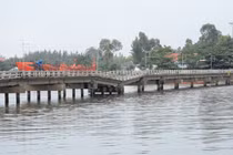 Video: Học sinh liều mình qua cầu sụt lún gần nửa mét