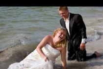 Video: Sự cố bất ngờ trong đám cưới khiến cô dâu, chú rể "đứng hình"