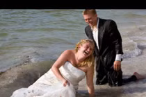 Video: Sự cố bất ngờ trong đám cưới khiến cô dâu, chú rể "đứng hình"