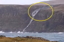 Video: Cảnh thác nước chảy ngược lên trời vì bão quá mạnh ở Scotland