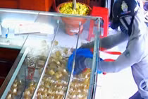 Video: Hai tên trộm "bất lực" trước chiếc tủ kính cường lực