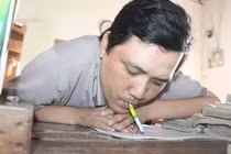 Video: Chuyện cảm động ở lớp học của thầy giáo viết chữ bằng miệng