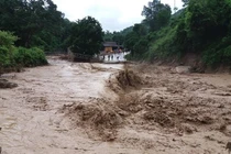 Ảnh hưỡng bão số 9 Trung Bộ đón mưa lớn, nguy cơ gây lũ