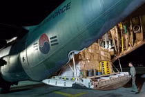 Video: Hàn Quốc dùng "lực sĩ" C-130 chở quýt tặng Triều Tiên