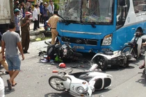 Video: Thiếu quan sát, xe máy bị húc văng về phía trước