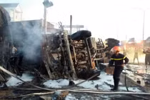 Video: Xe bồn chở xăng gây cháy cả khu phố, hàng chục người thương vong