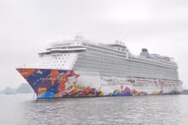 Video: Chiêm ngưỡng tàu du lịch siêu sang ghé thăm Hạ Long