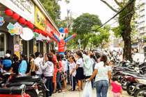 Video: "Vỡ trận" Black Friday: Trung tâm thương mại đóng vội cửa vì quá tải