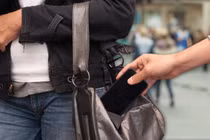 Video: Người đàn ông lơ đễnh quên ví bị khách đứng cạnh trộm luôn