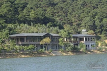 Video: Bí ẩn những ngôi biệt thự trắng sâu trong rừng thông Sóc Sơn