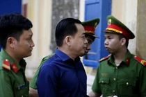 Vũ "nhôm" đề nghị cấp giấy bút để ngồi viết "chất vấn" bị cáo khác