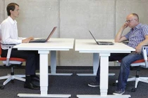 Xem tư thế ngồi bói chuẩn tính cách đàn ông 