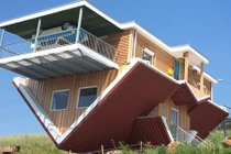 Kỳ quặc quán cà phê lật ngược hút khách ở Đức