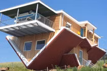 Kỳ quặc quán cà phê lật ngược hút khách ở Đức