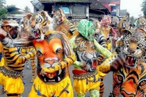 Tò mò lễ hội siêu kỳ quặc ở Ấn Độ 