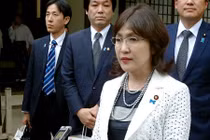 Loạt trang sức cực khủng của những nữ chính khách nổi tiếng