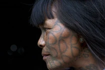 Kỳ dị phong tục xăm mặt nhiều càng đẹp ở Myanmar