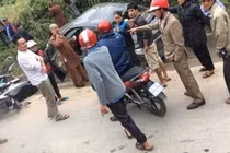 Thầy chùa chạy Toyota Altis với tốc độ cao, lộn nhiều vòng