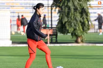 Hot girl ĐT Bóng đá nữ Việt Nam phản pháo việc mặc áo dài tập bóng