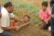 Gia đình chôn bé trai xuống đất lúc nhật thực và nguyên nhân bất ngờ