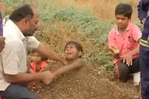 Gia đình chôn bé trai xuống đất lúc nhật thực và nguyên nhân bất ngờ