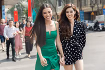 Hoa hậu Khánh Vân đẹp rạng ngời khi mặc váy ngắn chấm bi xuống phố
