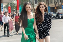 Hoa hậu Khánh Vân đẹp rạng ngời khi mặc váy ngắn chấm bi xuống phố