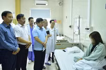 Phó Chủ tịch Hà Nội thăm bệnh nhân lễ hội âm nhạc Hồ Tây thì có gì sai?