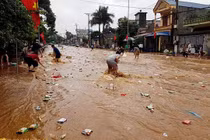 Siêu thị bị mưa lũ cuốn trôi, hàng hóa chảy ngập đường 