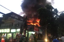 Hà Nội: Đang cháy lớn tại Đê La Thành, lửa lan nhanh