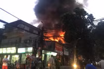 Hà Nội: Đang cháy lớn tại Đê La Thành, lửa lan nhanh