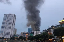 Video: Hiện trường vụ cháy lớn trên đường Đê La Thành