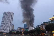 Video: Hiện trường vụ cháy lớn trên đường Đê La Thành