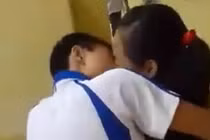 Bắt gặp HS lớp 5 hôn nhau, phụ huynh hóa đá, con bảo "muốn ngửi mùi cơ thể của nhau"!?