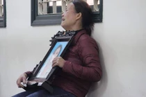 Mẹ cô gái bị Châu Việt Cường nhét tỏi chết khóc vật vã tại tòa