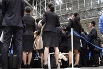 Phụ nữ Nhật tiết lộ chuyện đổi tình lấy công việc