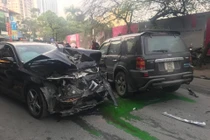 Ảnh: Xe "điên" gây tai nạn chết người trên phố Hà Nội