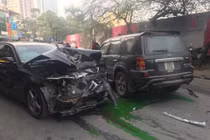 Ảnh: Xe "điên" gây tai nạn chết người trên phố Hà Nội