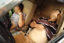 Nguyên nhân ô tô lao lên vỉa hè 2 thanh niên nằm bất động trong xe