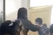 Giáo viên tiểu học bị đuổi việc vì tát học sinh